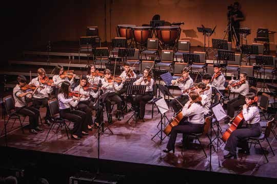 Orquestra do Musicarium em concerto no palco do teatro.