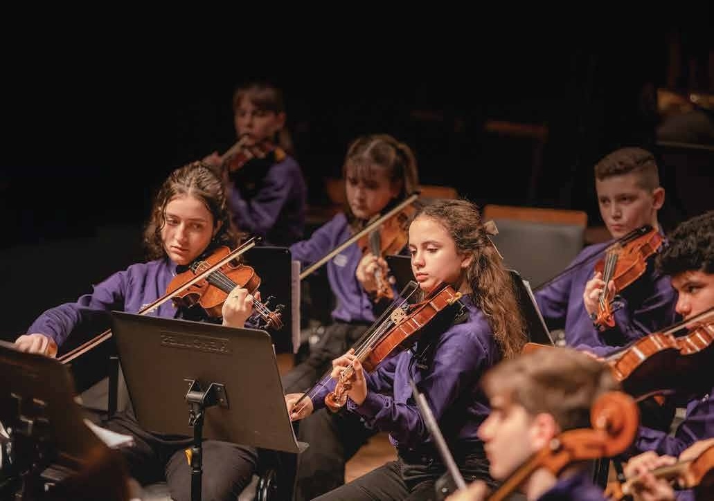 Jovens violinistas da orquestra do Musicarium em ensaio