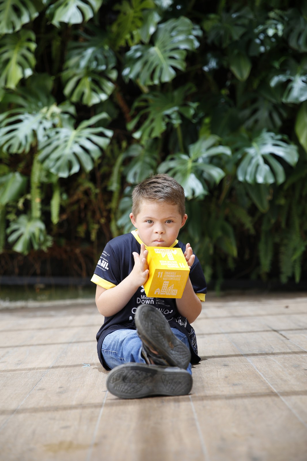 Educando do Instituto Mano Down com o cubo dos ODS