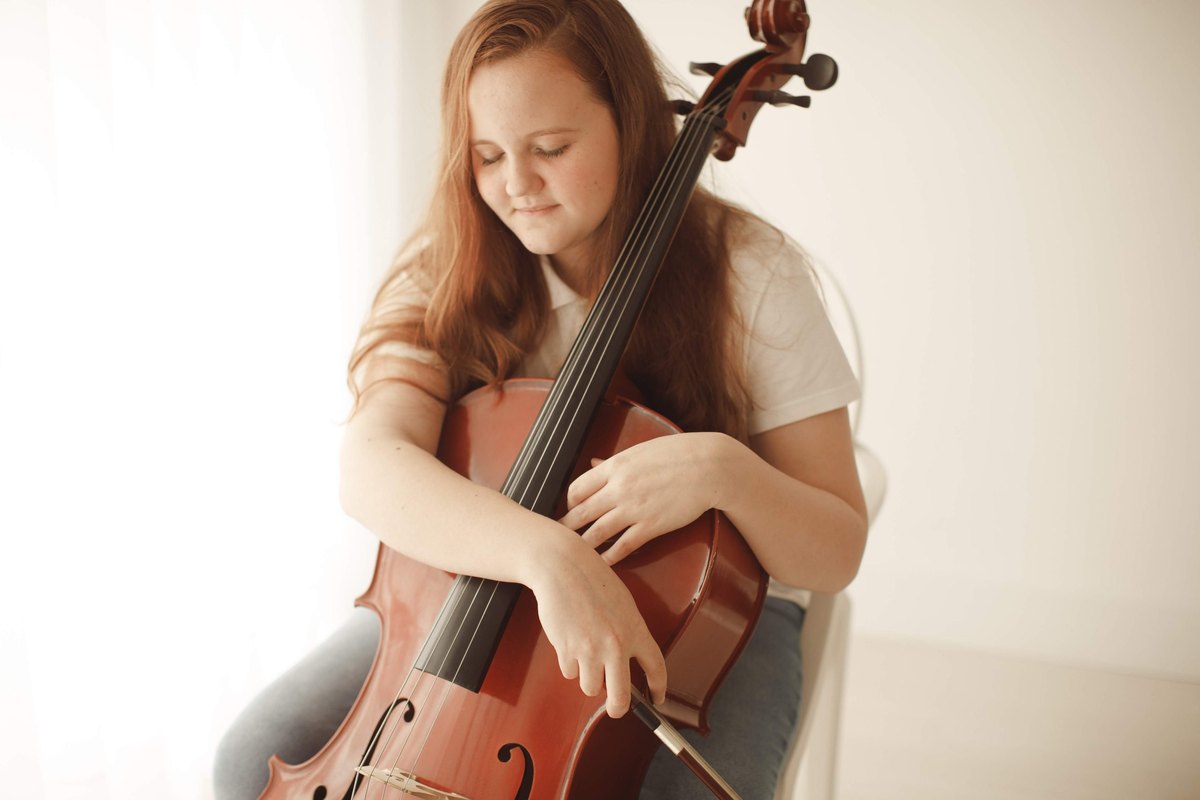 Aluna do Musicarium durante a prática de violoncelo.