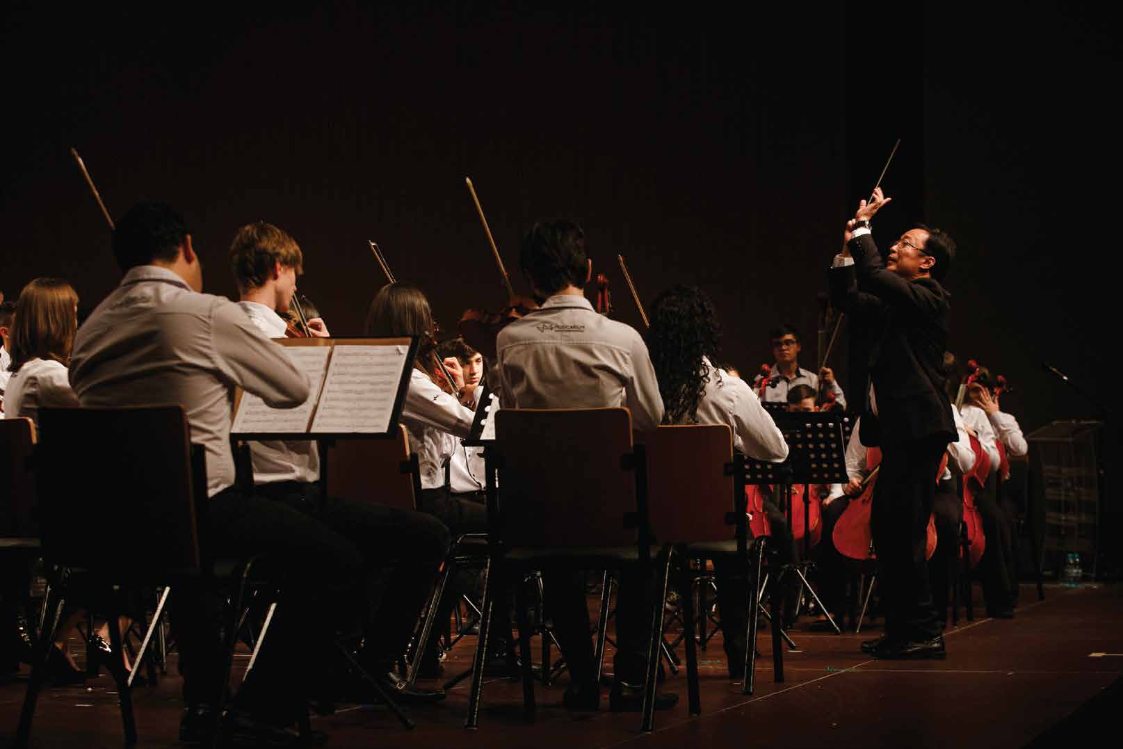 Maestro Sergio Ogawa regendo a orquestra de jovens músicos do Musicarium.